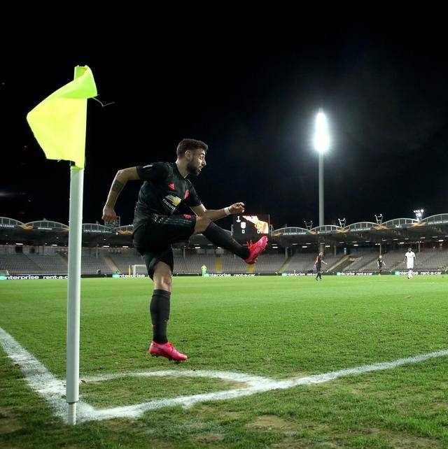 高空争顶!比赛中球员高空防守抢断成功的简单介绍 高空争顶!比赛中球员高空防守抢断成功的简单介绍