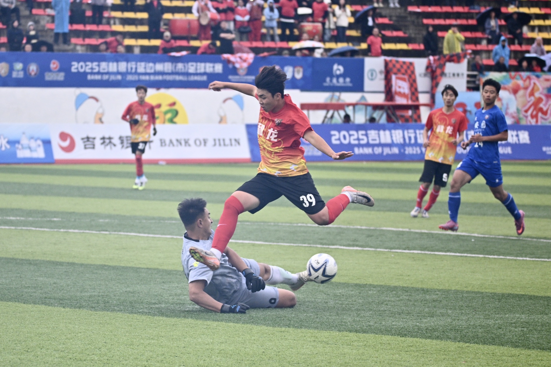 关于球员风采不减,足球赛事势必精彩的信息 关于球员风采不减,足球赛事势必精彩的信息