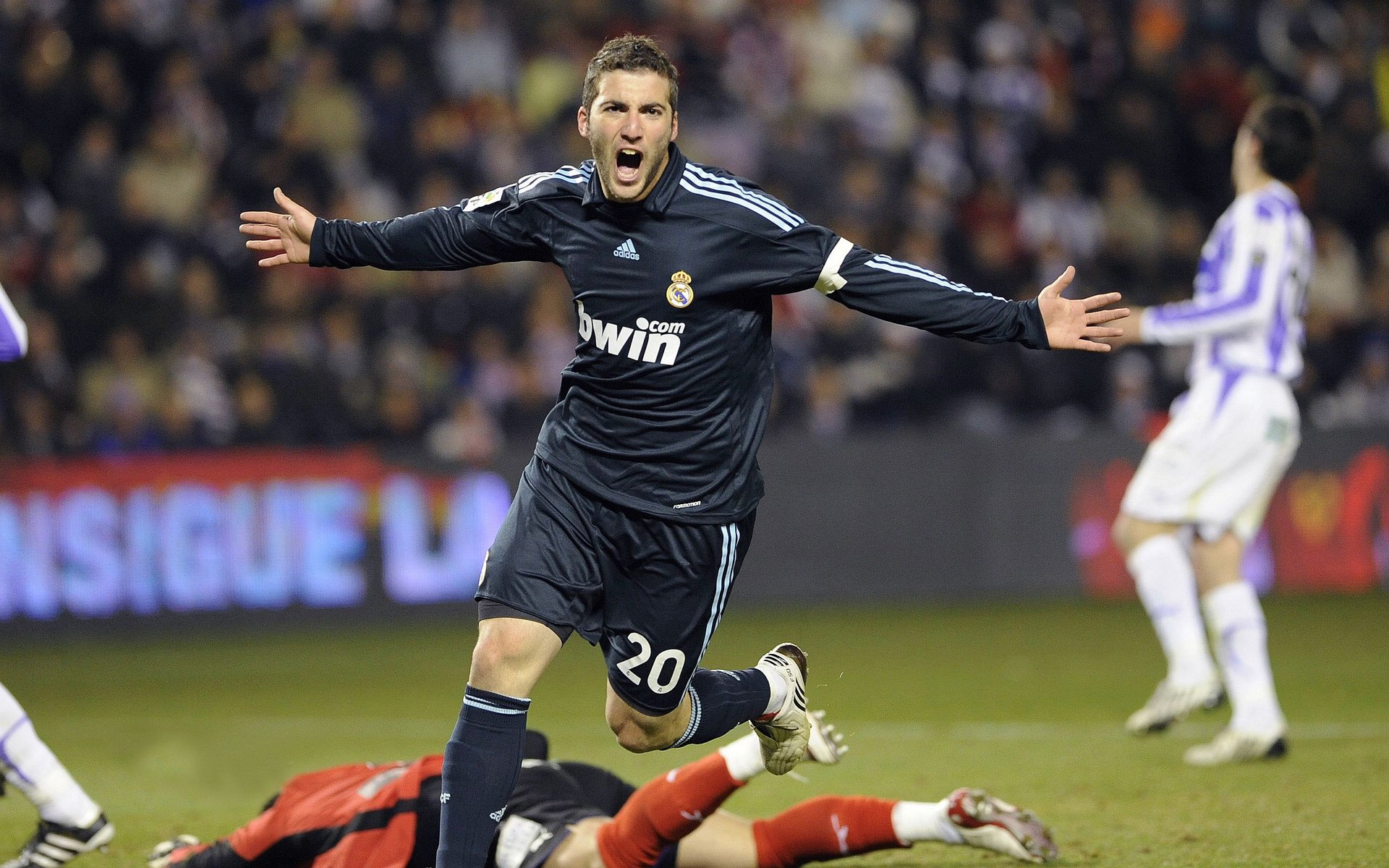 苏亚雷斯，英格兰对阵塞维利亚的隐形操盘手