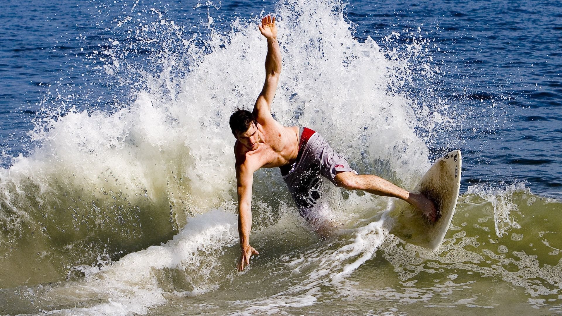 赛道与球场，当哈利伯顿在F1年度争冠接管比赛，广东队争冠战胜出广厦队